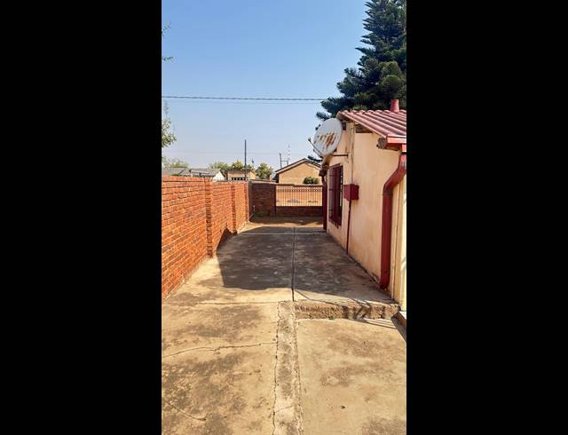 2 BEDROOM HOUSE FOR SALE IN MABOPANE  UNIT B